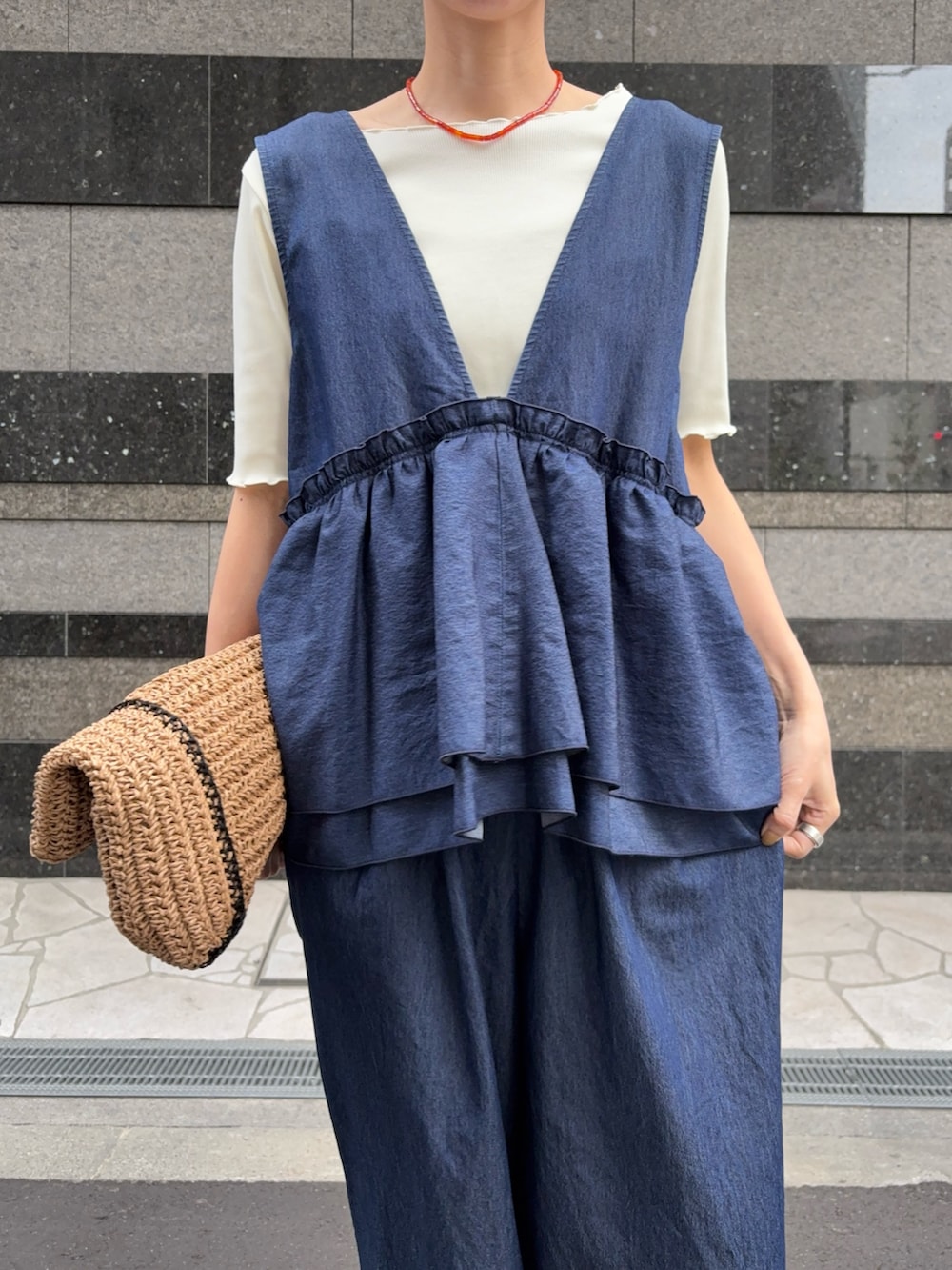 ブルー系のサロペット/オーバーオール、ベージュ系のトートバッグ、ホワイト系のTシャツ/カットソーを着用したレディースの春コーディネートの5枚目の写真