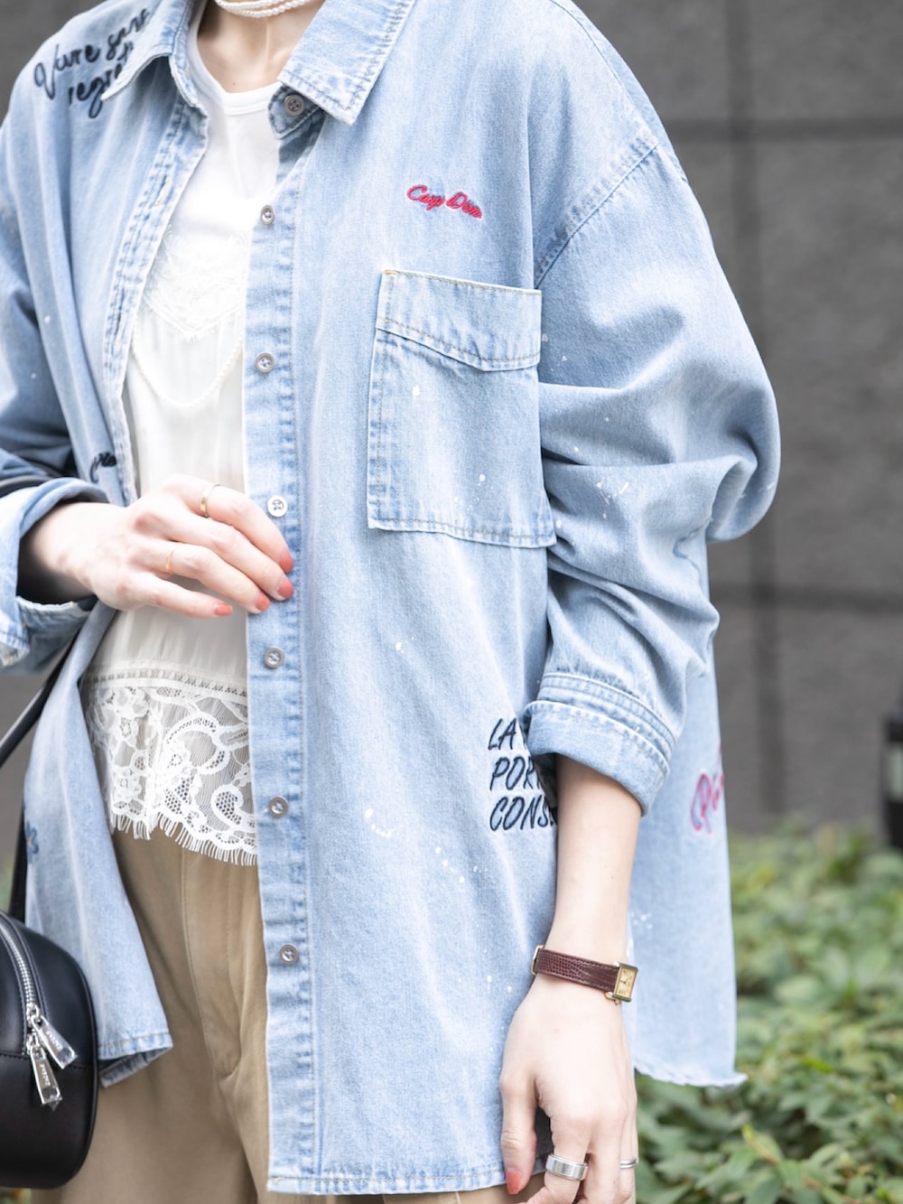 シルバー系のパンプス、ブルー系のシャツ/ブラウス、ベージュ系のその他パンツを着用したレディースの冬コーディネートの8枚目の写真