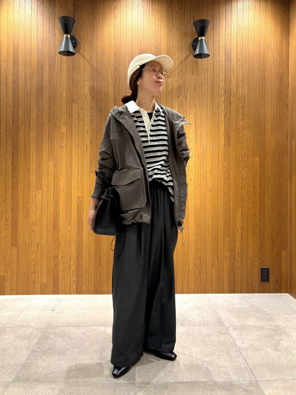 その他のその他パンツ、ブラック系のローファー、グレー系のマウンテンパーカーを着用したレディースの秋コーディネートの5枚目の写真