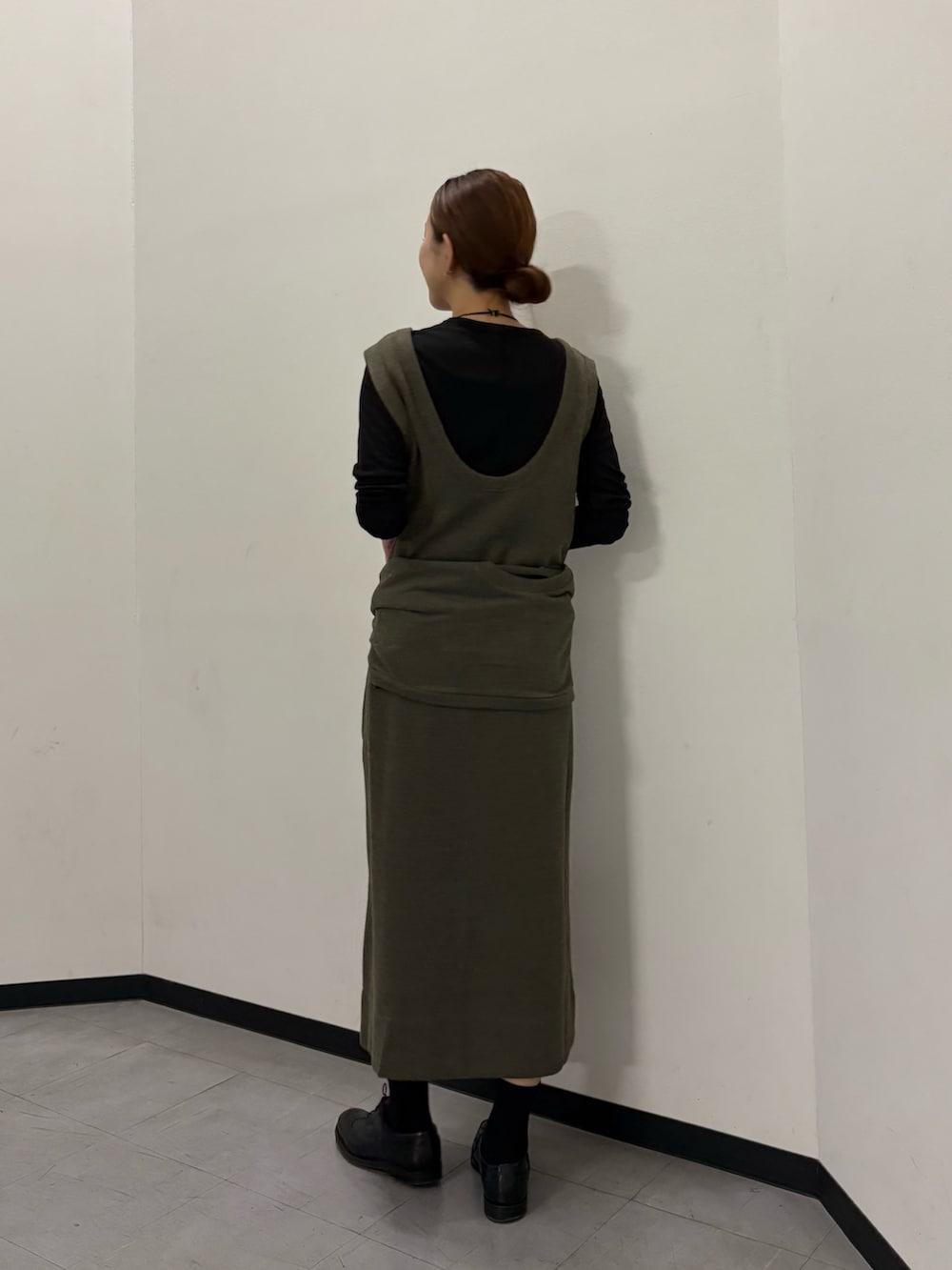 グリーン系のワンピースを着用したレディースの秋コーディネートの3枚目の写真