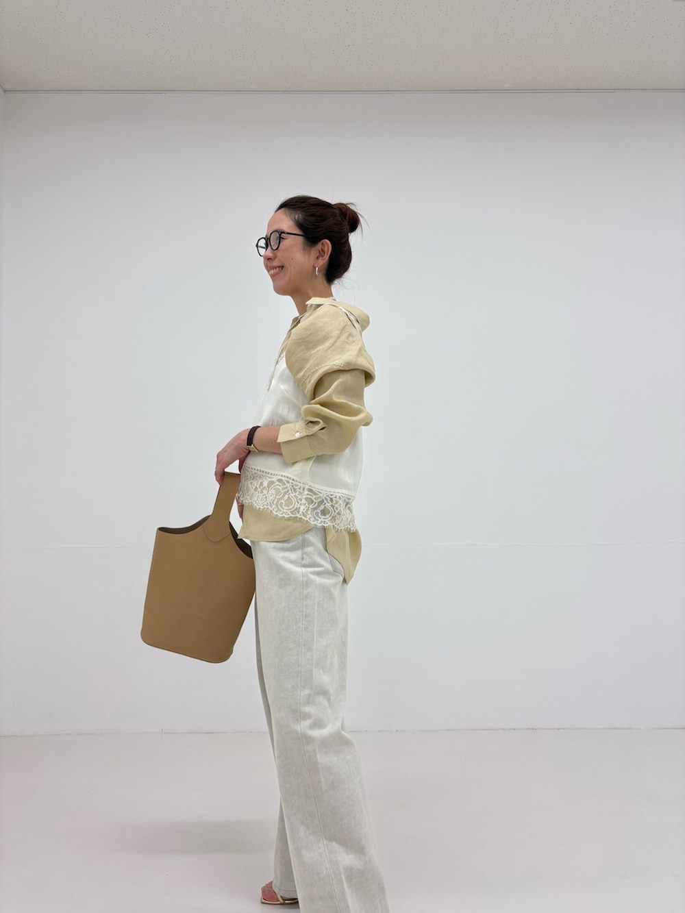 ホワイト系のキャミソール、グレー系のデニムパンツ、ベージュ系のシャツ/ブラウスを着用したレディースの冬コーディネートの7枚目の写真