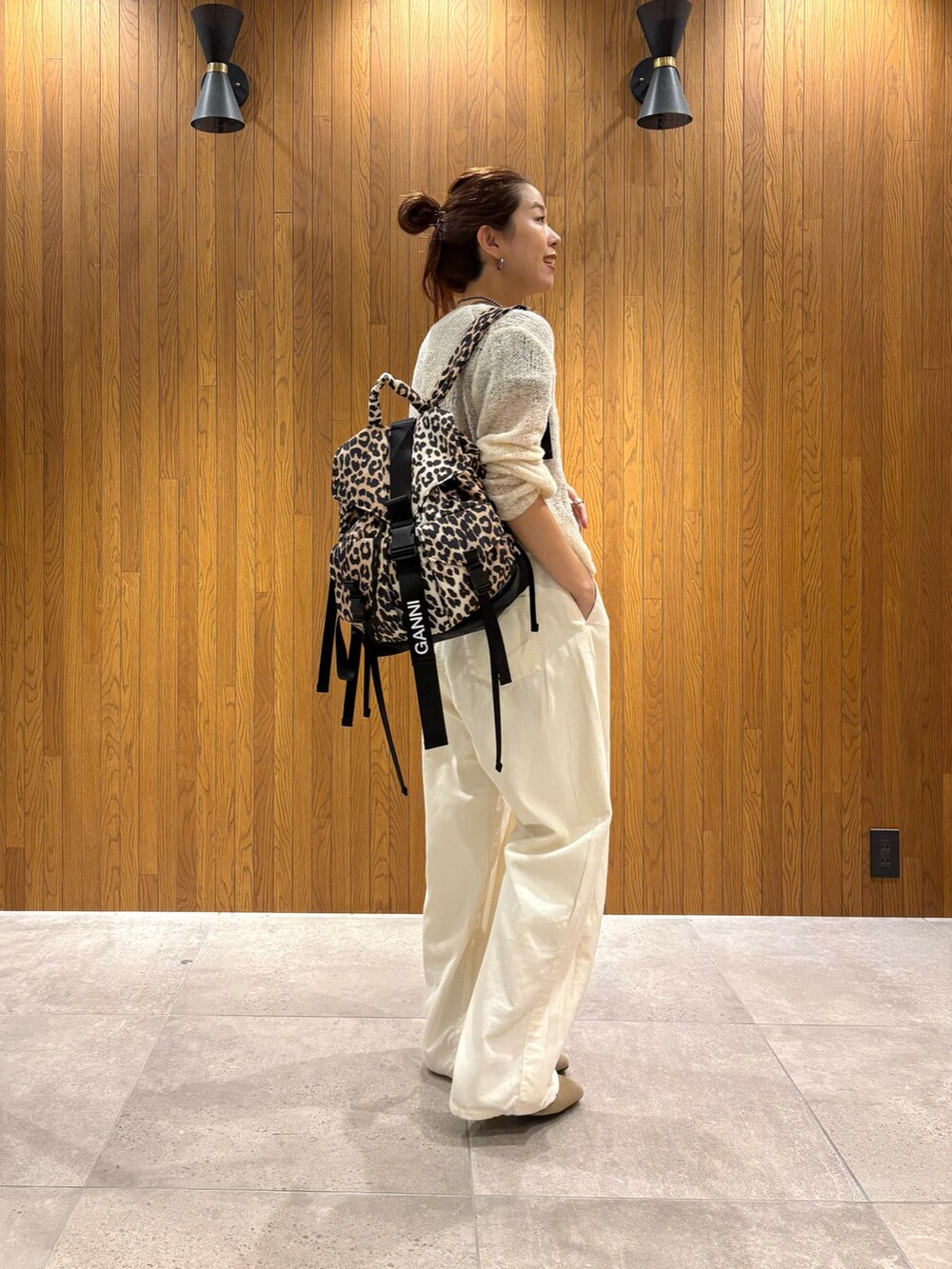 ホワイト系のカーディガン/ボレロ、ブラウン系のTシャツ/カットソー、ホワイト系のその他パンツを着用したレディースの秋コーディネートの3枚目の写真