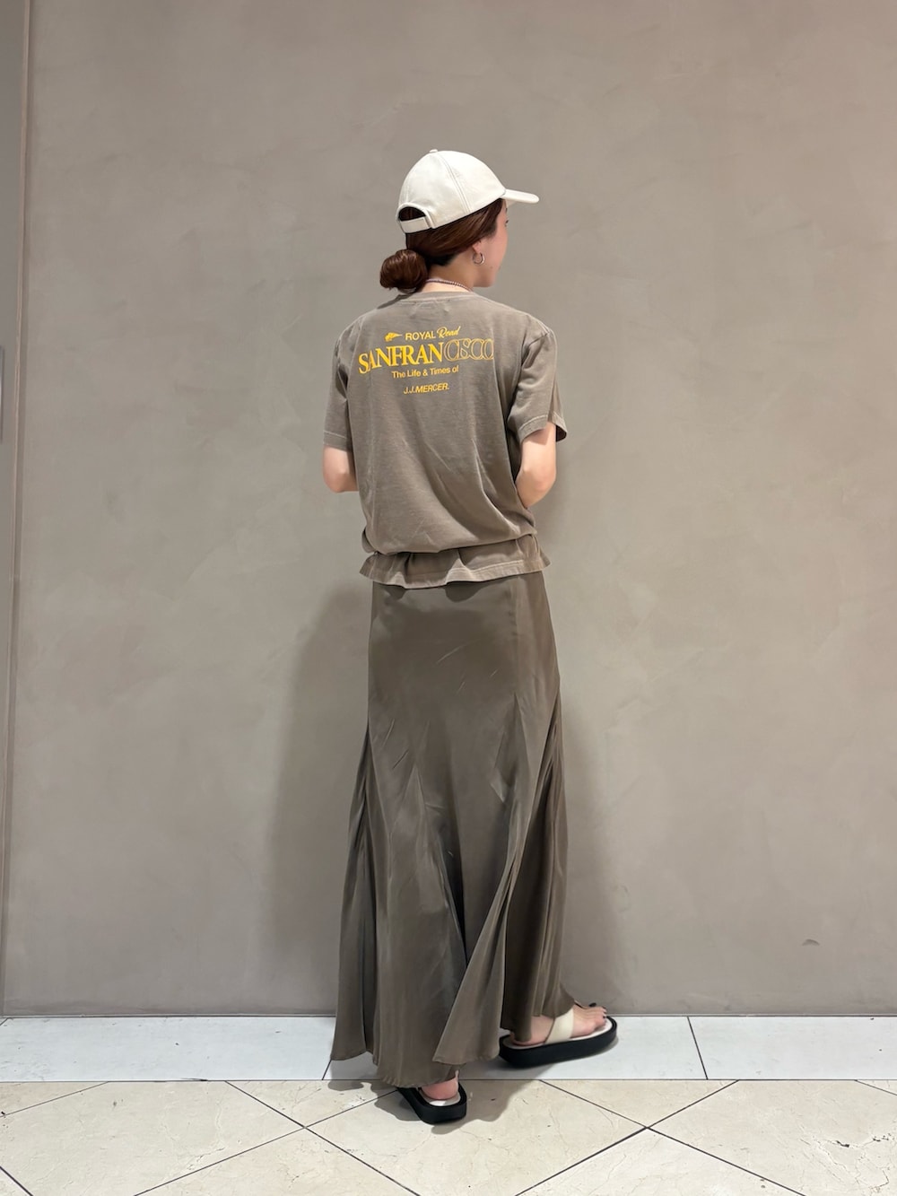 ブラウン系のTシャツ/カットソー、ブラウン系のスカートを着用したレディースの夏コーディネートの3枚目の写真