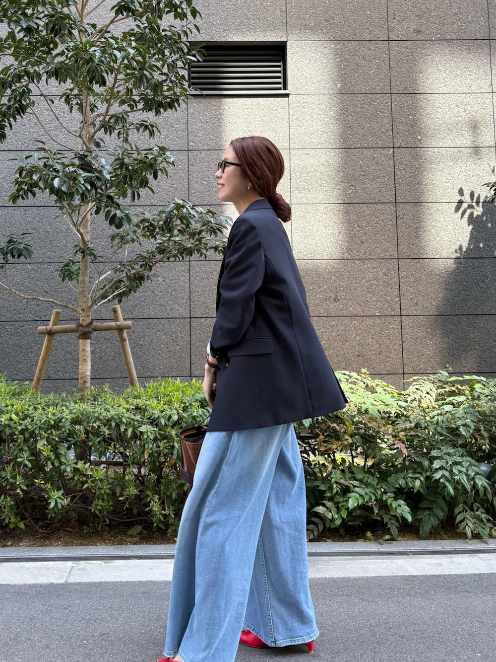 ブルー系のその他アウター、ホワイト系のスウェット、ブルー系のデニムパンツを着用したレディースの春コーディネートの4枚目の写真