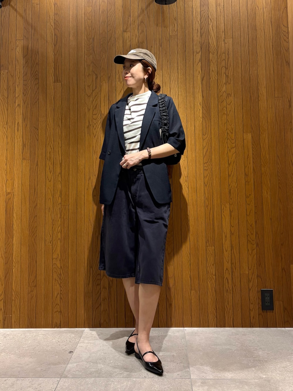 その他のTシャツ/カットソー、ブラック系のデニムパンツ、ブルー系のその他アウターを着用したレディースの春コーディネートの4枚目の写真