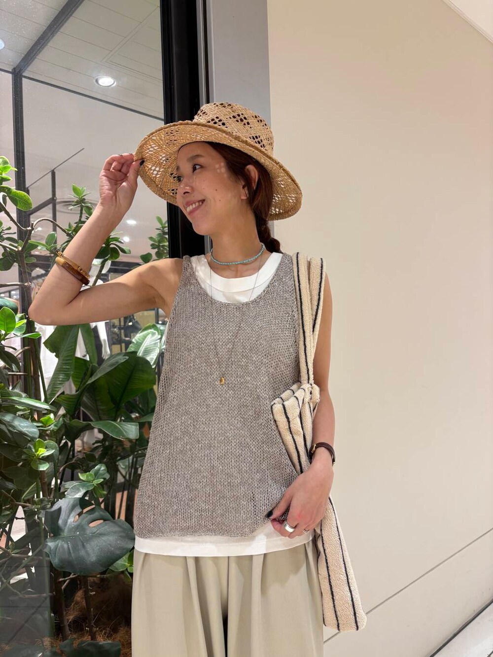 ホワイト系のその他パンツ、グレー系のニット/セーター、ホワイト系のタンクトップを着用したレディースの夏コーディネートの6枚目の写真
