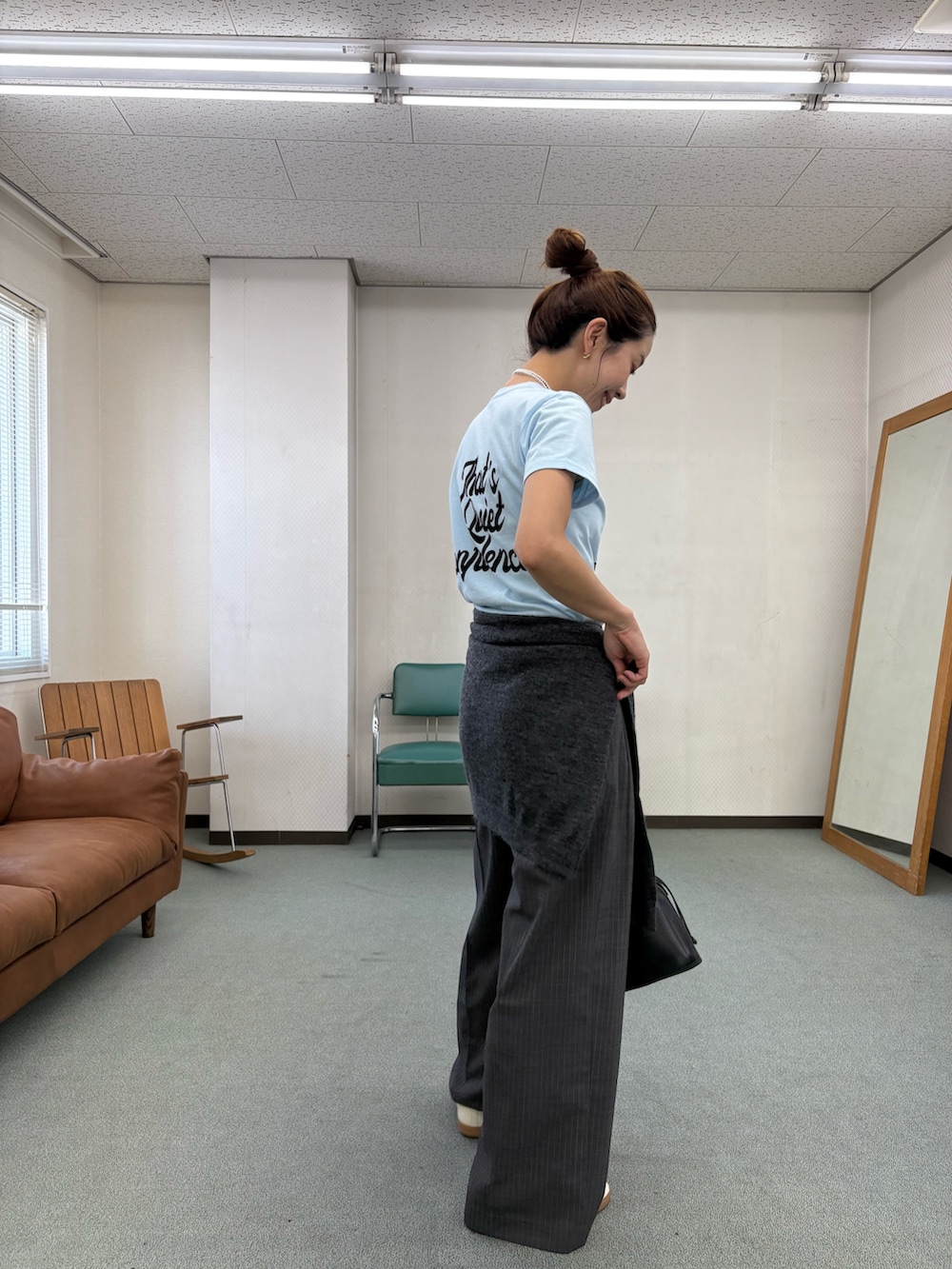 グレー系のその他パンツ、ホワイト系のスニーカー、ブラック系のハンドバッグを着用したレディースの秋コーディネートの7枚目の写真