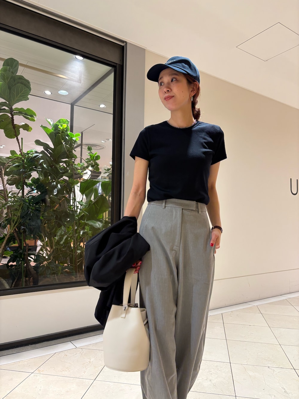 ブラック系のその他アウター、グレー系のその他パンツ、ブラック系のパンプスを着用したレディースの春コーディネートの6枚目の写真