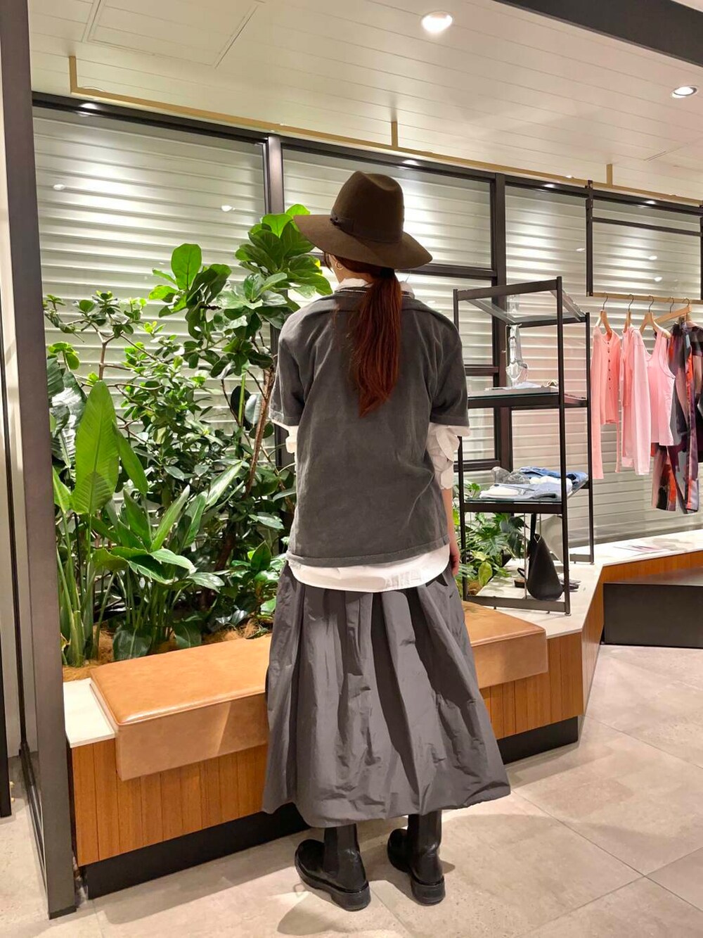 ブラック系のショルダーバッグ、ホワイト系のシャツ/ブラウス、グレー系のスカートを着用したレディースの冬コーディネートの3枚目の写真