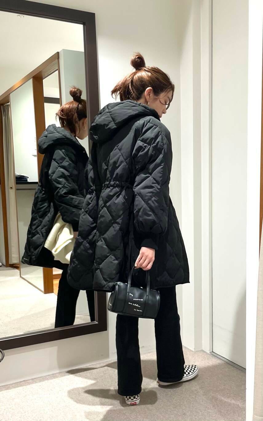 ブラック系のボストンバッグ、ブラック系のダウンジャケット/コート、ピンク系のニット/セーターを着用したレディースの冬コーディネートの4枚目の写真