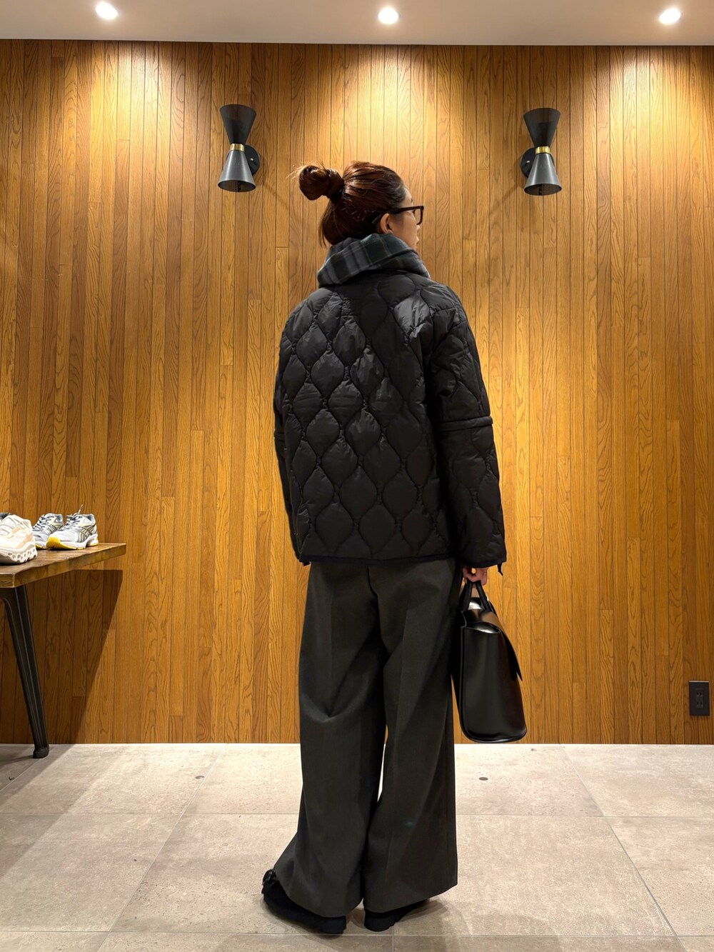 グレー系のその他パンツ、ブラック系のその他シューズ、ブラック系のハンドバッグを着用したレディースの秋コーディネートの3枚目の写真