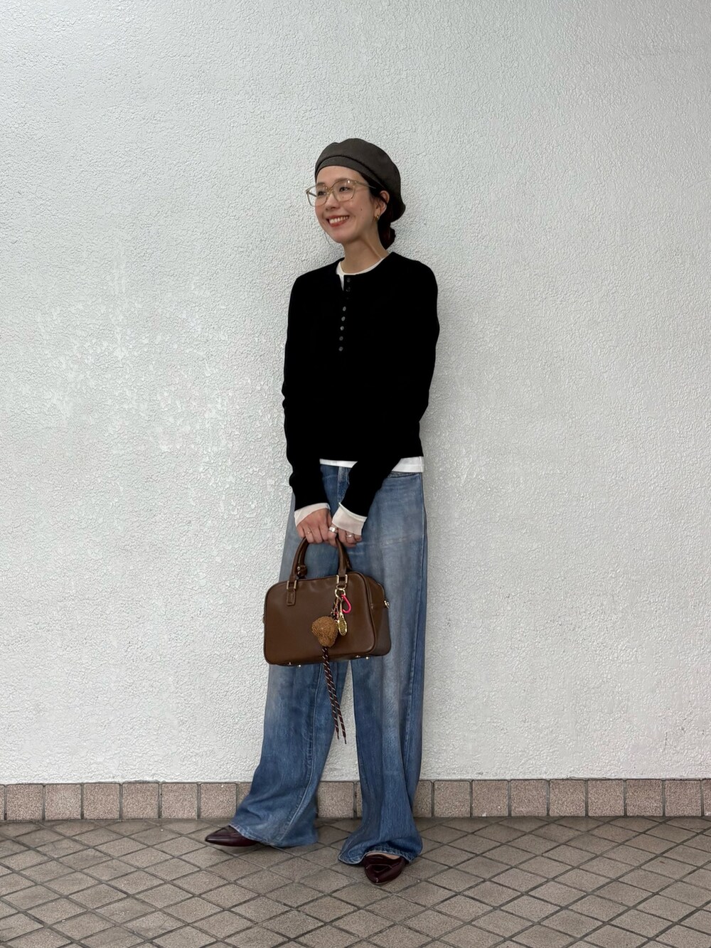 ブラック系のTシャツ/カットソー、ホワイト系のTシャツ/カットソー、レッド系のパンプスを着用したレディースの秋コーディネートの6枚目の写真