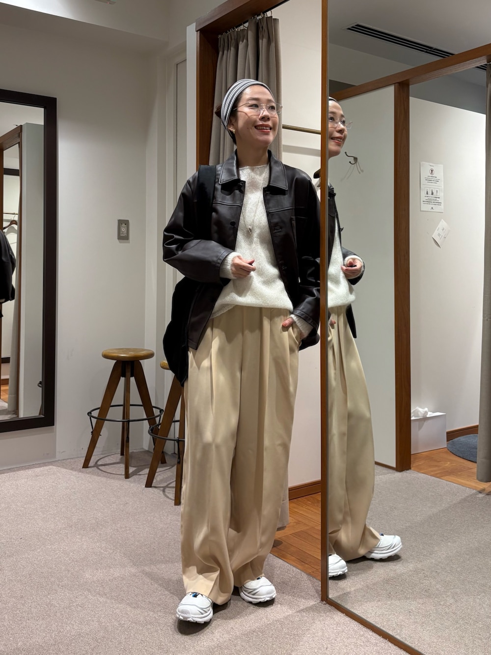 ホワイト系のニット/セーター、ベージュ系のその他パンツ、ホワイト系のスニーカーを着用したレディースの冬コーディネートの2枚目の写真