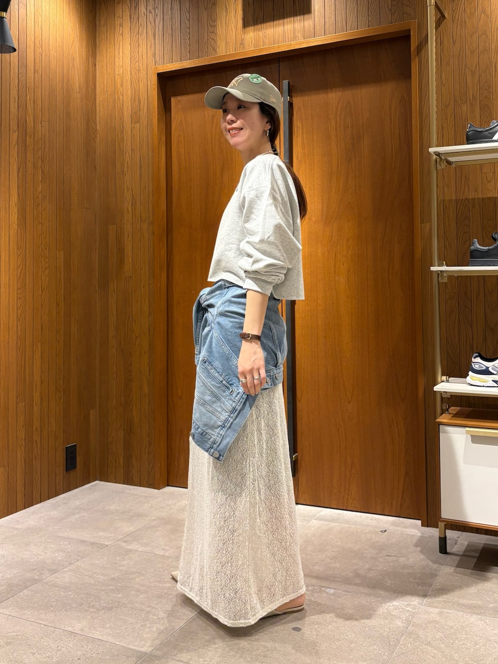 ホワイト系のスカート、ブルー系のデニムジャケット、グレー系のスウェットを着用したレディースの冬コーディネートの2枚目の写真