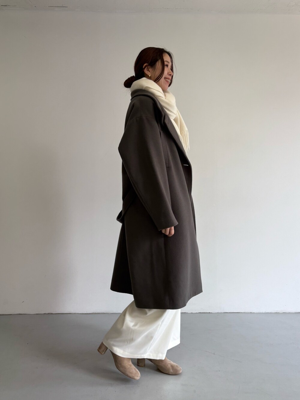 グリーン系のその他アウター、ホワイト系のその他パンツ、パープル系のブーツを着用したレディースの冬コーディネートの2枚目の写真