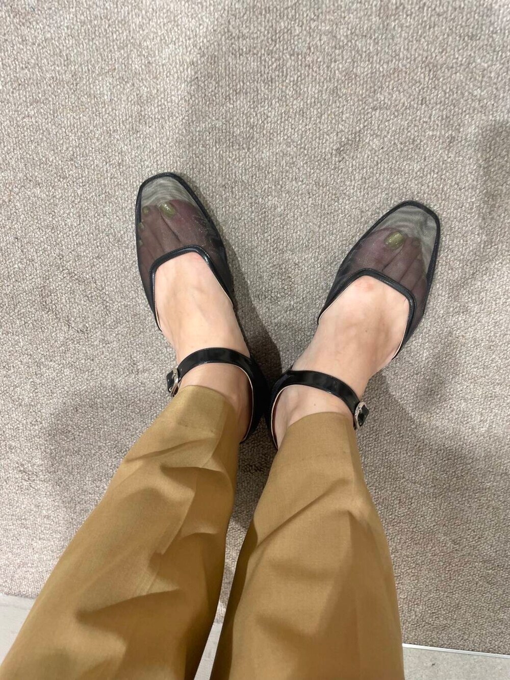 ブラック系のショルダーバッグ、イエロー系のその他パンツ、ホワイト系のベストを着用したレディースの夏コーディネートの4枚目の写真