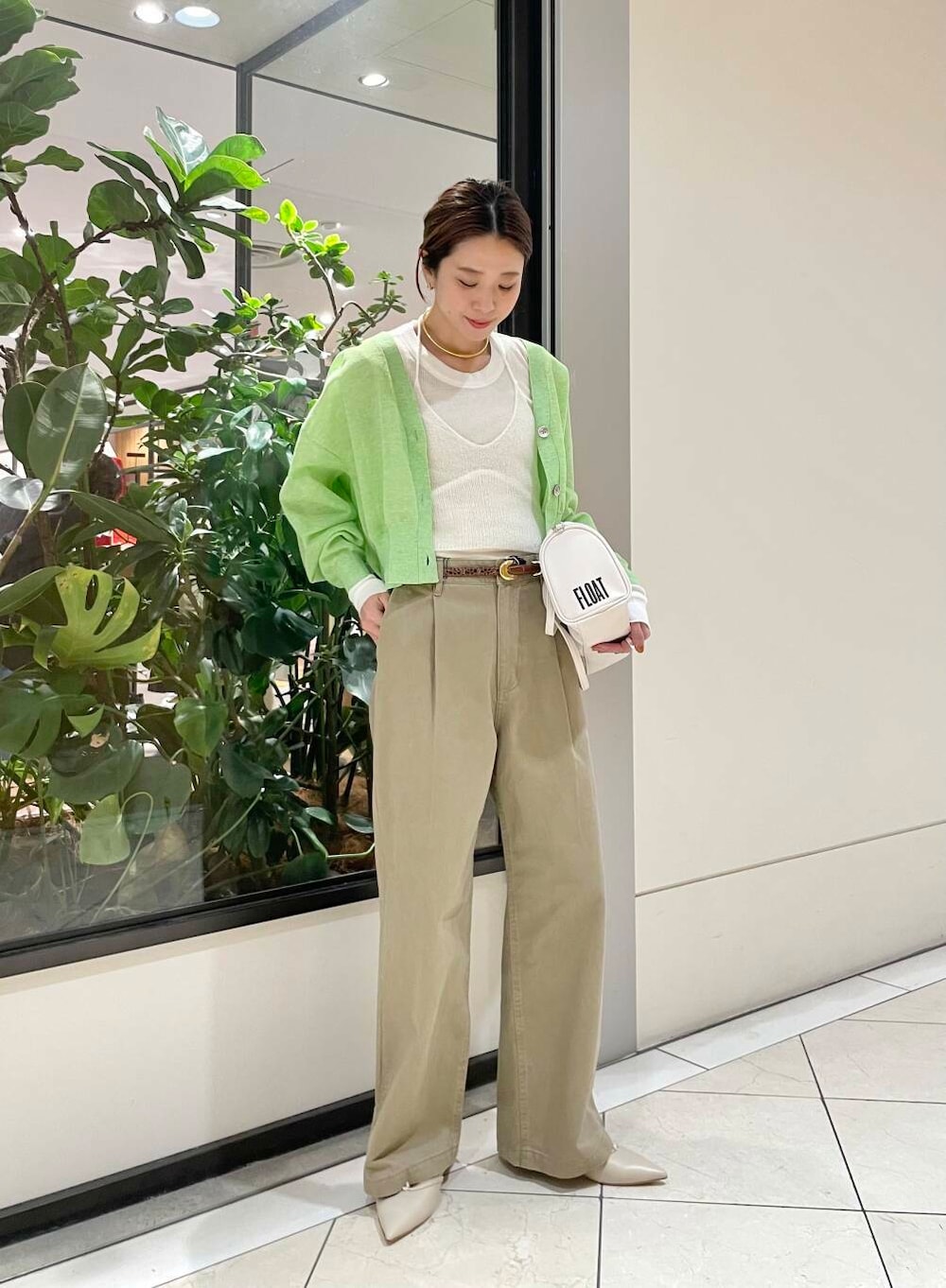 ホワイト系のボストンバッグ、ベージュ系のその他パンツ、ホワイト系のキャミソールを着用したレディースの冬コーディネートの2枚目の写真