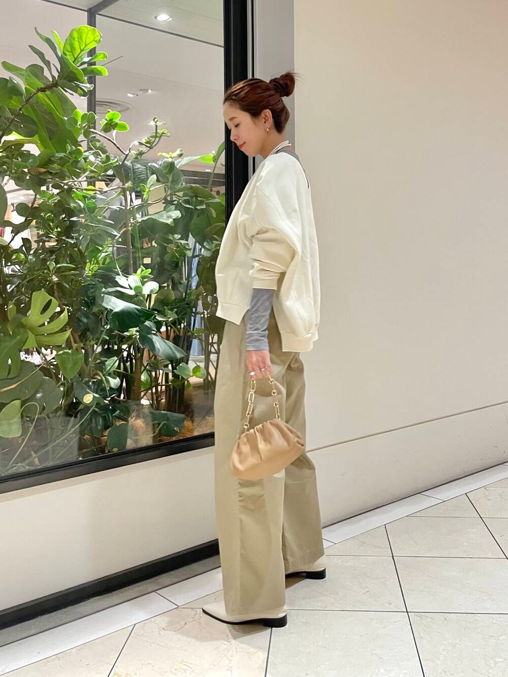 ベージュ系のその他パンツ、ホワイト系のその他シューズ、ホワイト系のTシャツ/カットソーを着用したレディースの秋コーディネートの6枚目の写真