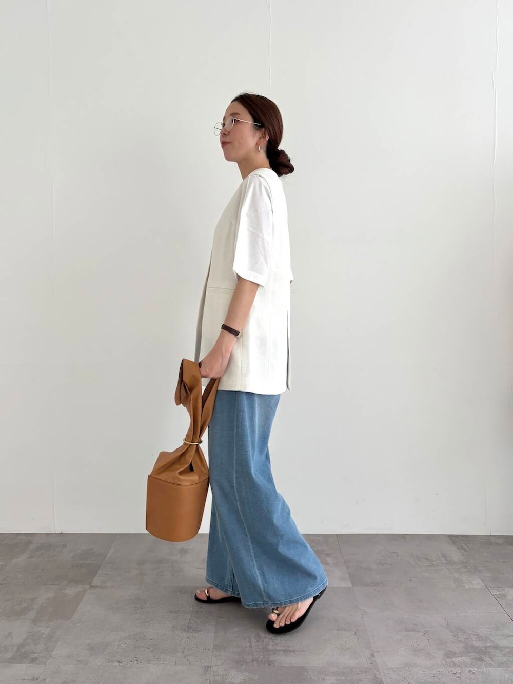 「デニム、メガネ、Tシャツ、ベスト、イージーパンツ、サンダル、newarrival、休日スタイル、30代、ジレ、高身長、ナチュラル×イエベ秋、アーバリサーチ、初夏パンツ」｜「URBAN RESEARCHの綿麻デニムイージーパンツ（デニムパンツ、ブルー系）」を使った、 ai167さん（レディース・167cm）の春コーディネートの2枚目の写真