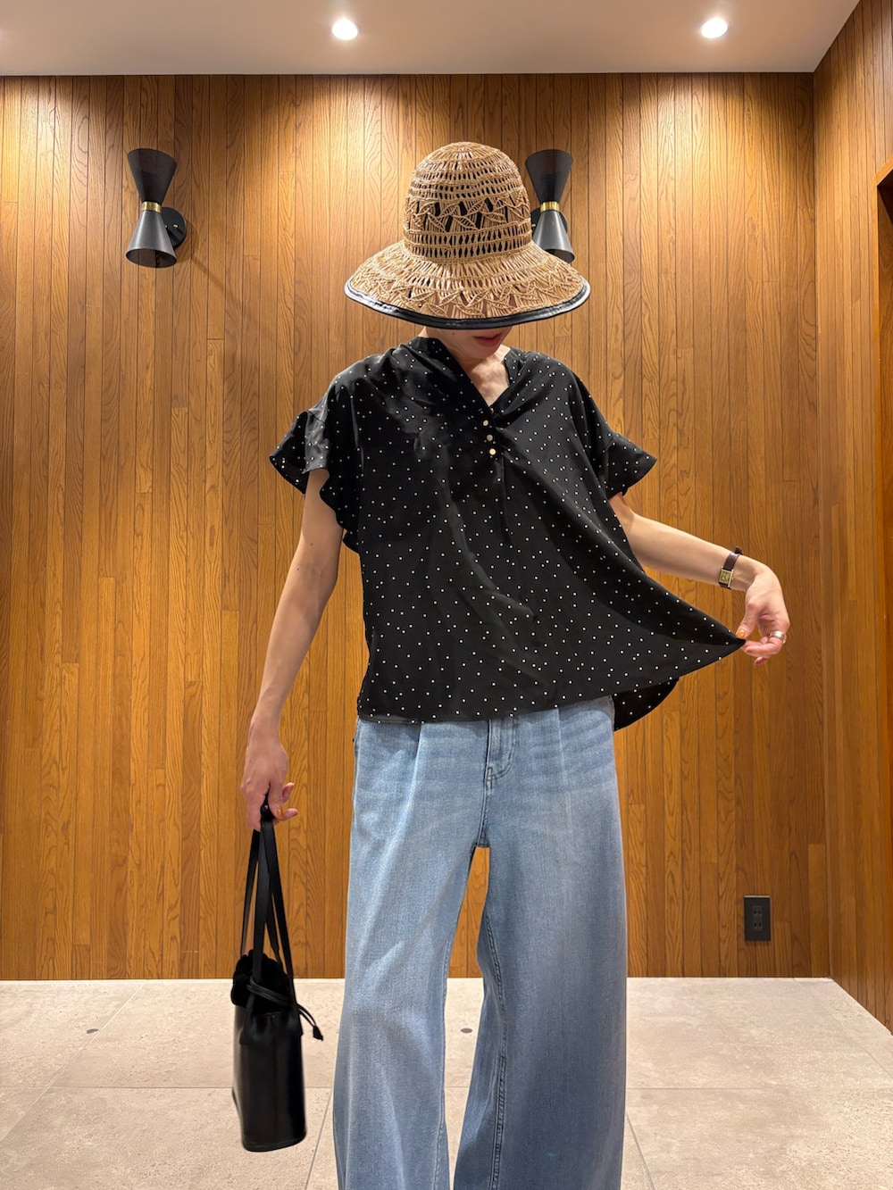 ブラック系のシャツ/ブラウス、ブルー系のデニムパンツ、ブラック系のサンダルを着用したレディースの春コーディネートの6枚目の写真