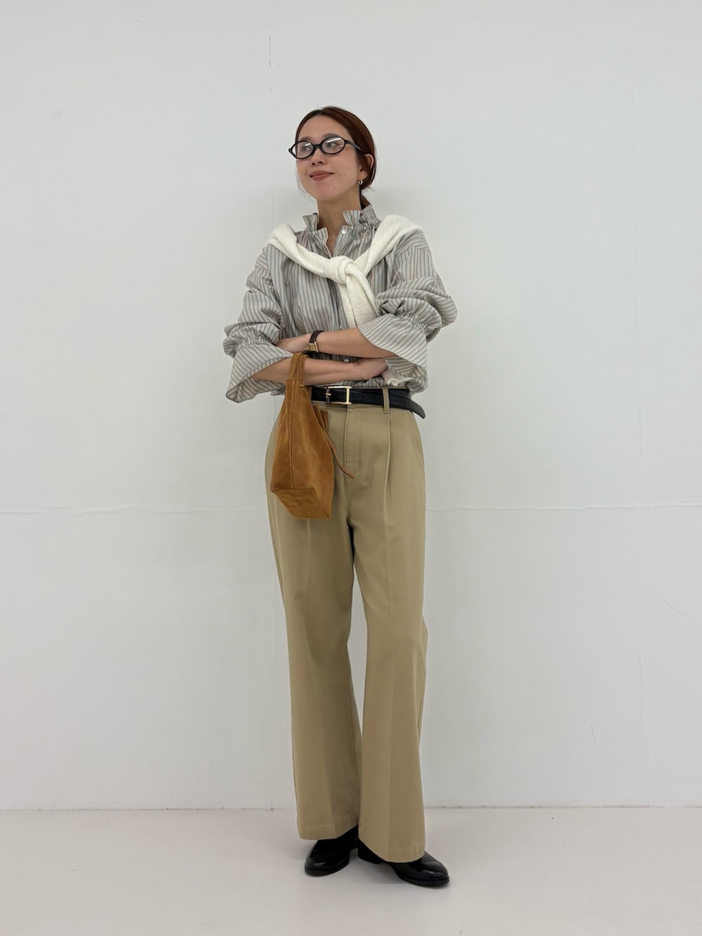 グリーン系のシャツ/ブラウス、ベージュ系のその他パンツ、ホワイト系のカーディガン/ボレロを着用したレディースの夏コーディネートの6枚目の写真