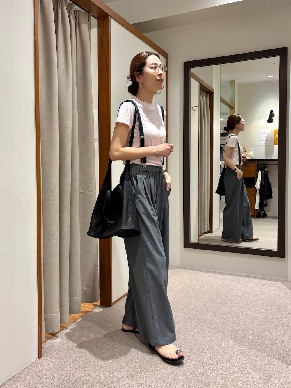 ピンク系のTシャツ/カットソー、グレー系のその他パンツ、シルバー系のネックレスを着用したレディースの夏コーディネートの2枚目の写真