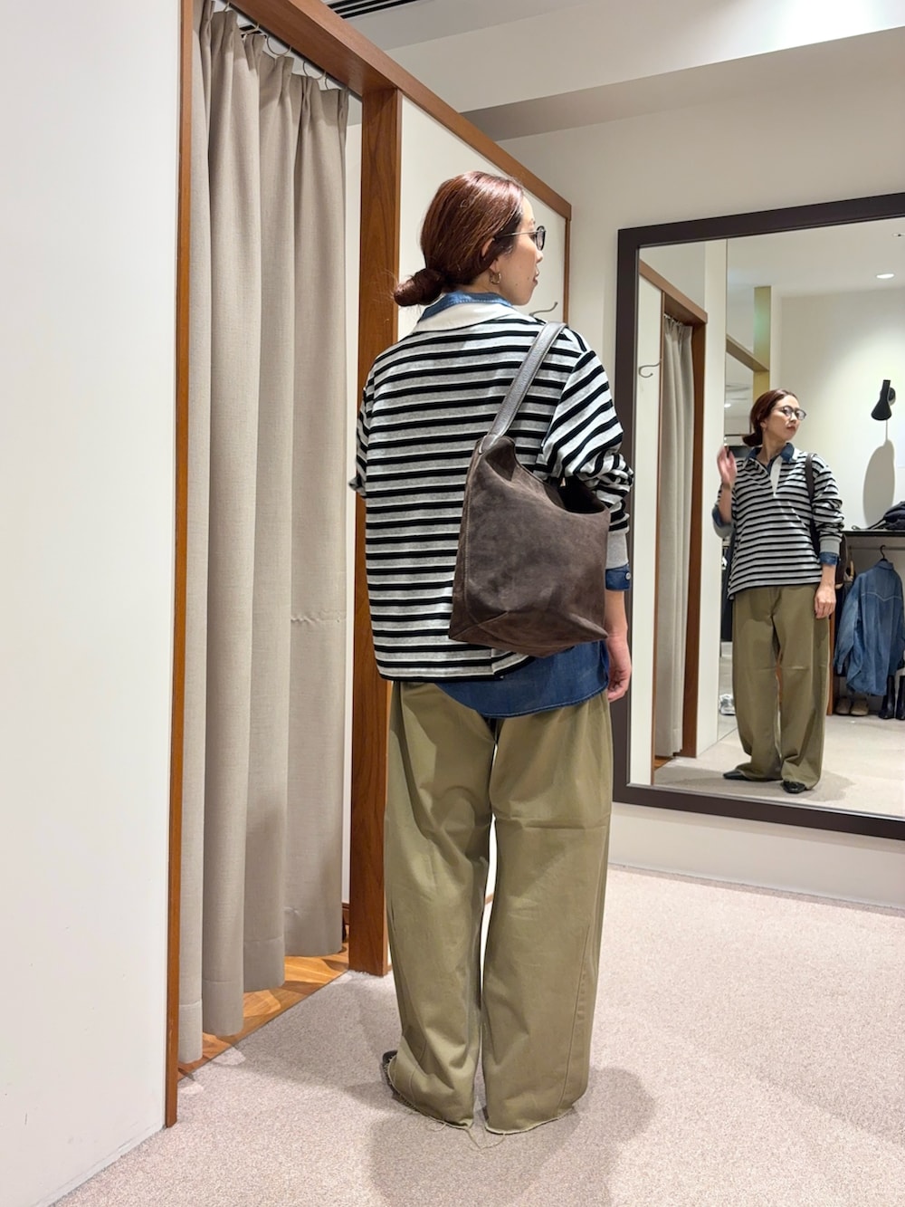 レッド系のTシャツ/カットソー、ブルー系のシャツ/ブラウス、ベージュ系のその他パンツを着用したレディースの秋コーディネートの5枚目の写真