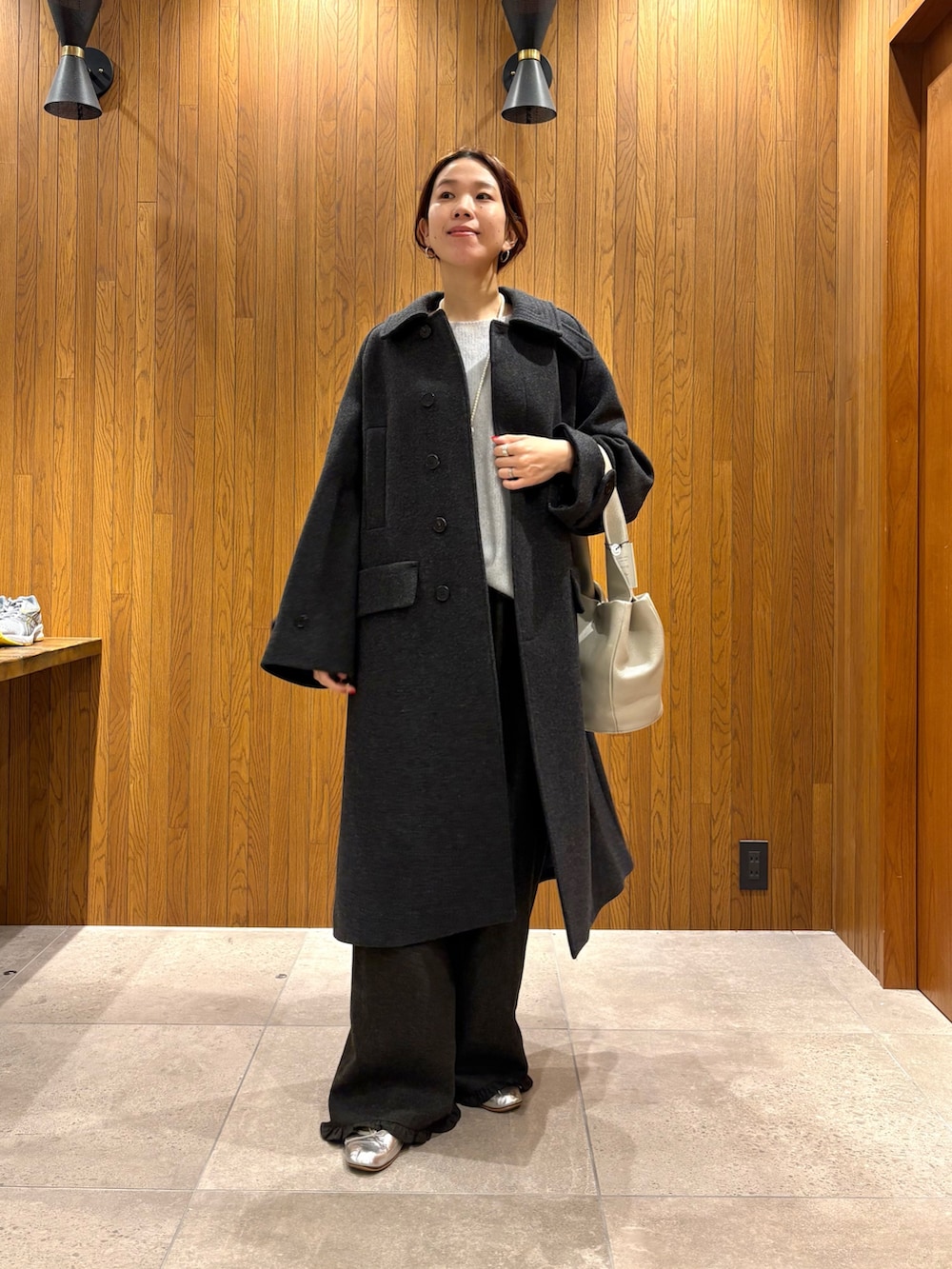 レッド系のニット/セーター、グリーン系のその他パンツ、グレー系のその他アウターを着用したレディースの秋コーディネートの7枚目の写真