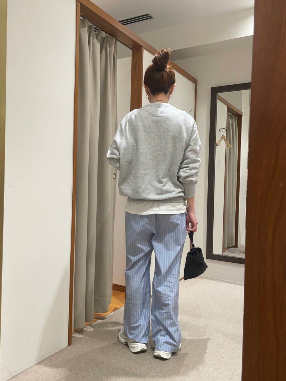 ブルー系のデニムジャケット、その他のスニーカー、ブルー系のその他パンツを着用したレディースの春コーディネートの6枚目の写真