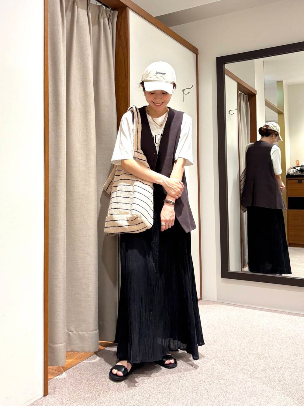 その他のTシャツ/カットソー、ブラック系のサンダル、ブラック系のワンピースを着用したレディースの夏コーディネートの4枚目の写真