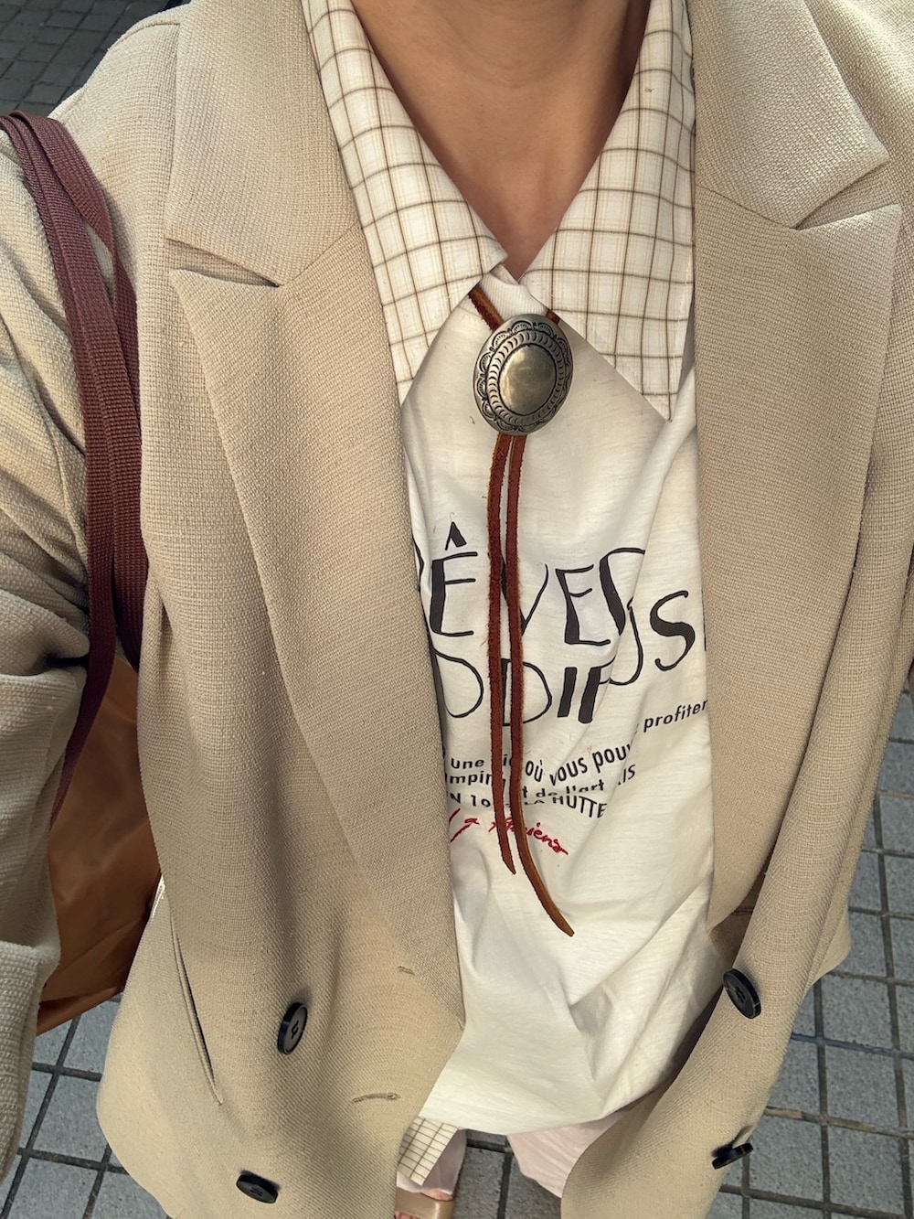 ベージュ系のその他アウター、ピンク系のその他パンツ、その他のTシャツ/カットソーを着用したレディースの春コーディネートの8枚目の写真