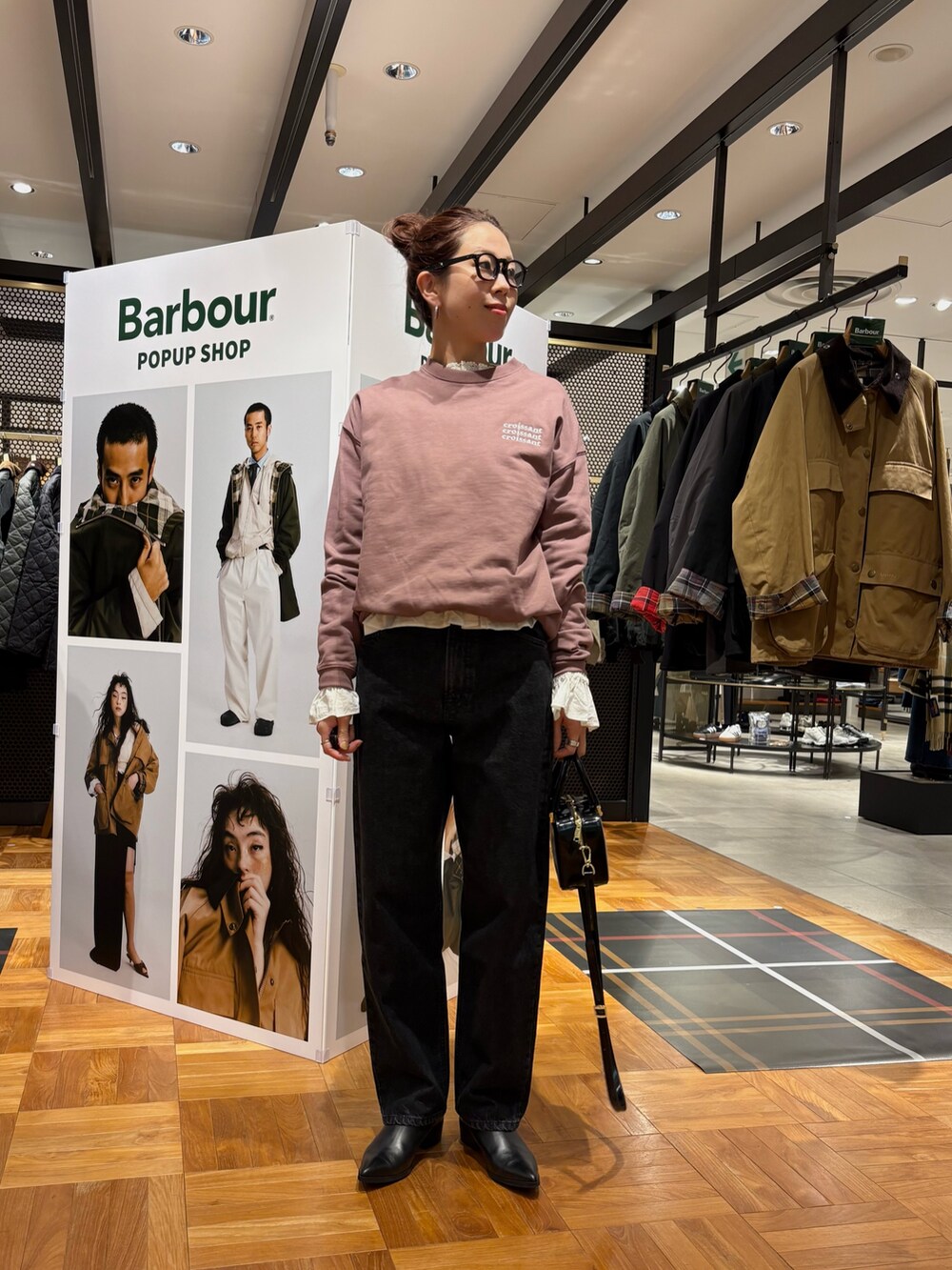 ベージュ系のブーツ、ホワイト系のシャツ/ブラウス、ブラック系のショルダーバッグを着用したレディースの秋コーディネートの5枚目の写真