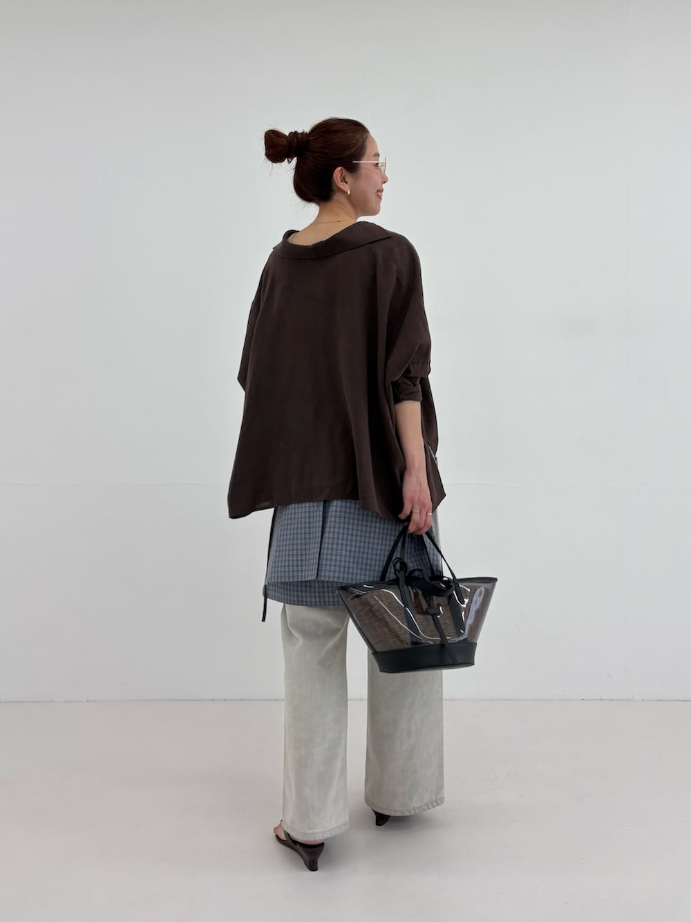 ブラウン系のシャツ/ブラウス、グレー系のデニムパンツ、ブルー系のシャツ/ブラウスを着用したレディースの春コーディネートの4枚目の写真