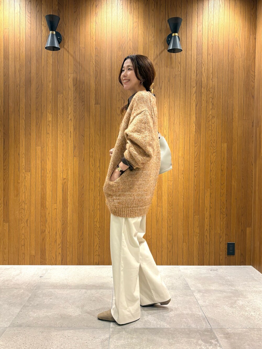 ブラウン系のカーディガン/ボレロ、ホワイト系のその他パンツ、ブラウン系のシャツ/ブラウスを着用したレディースの秋コーディネートの2枚目の写真