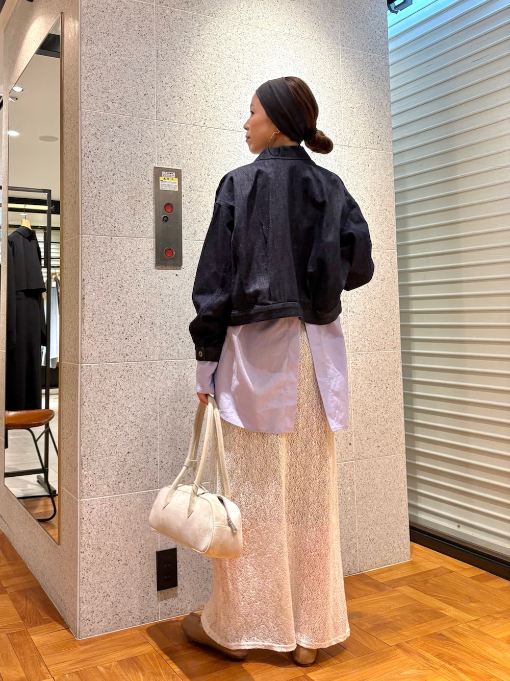 その他のシャツ/ブラウス、ホワイト系のスカート、ブルー系のデニムジャケットを着用したレディースの冬コーディネートの3枚目の写真