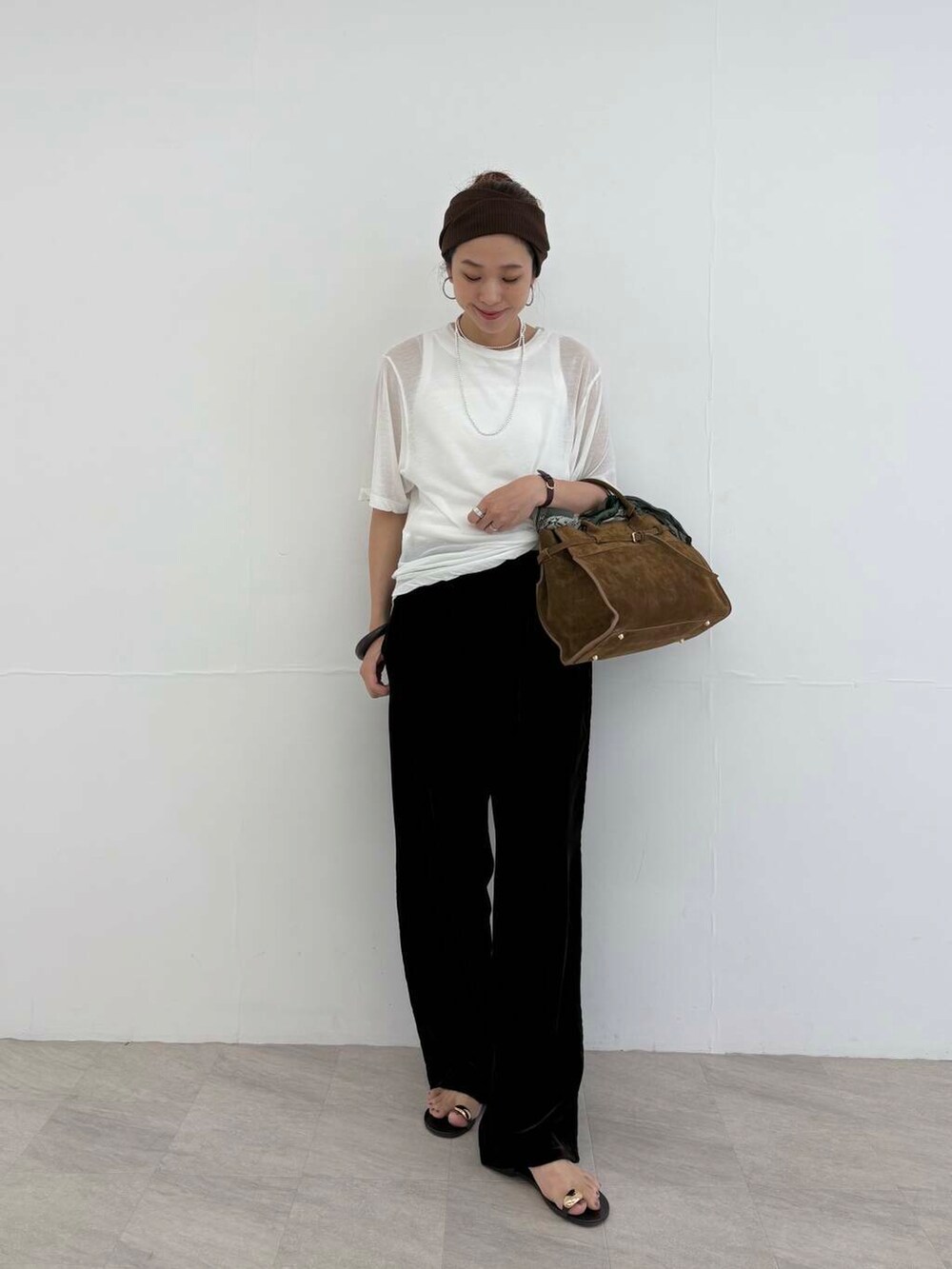 ホワイト系のTシャツ/カットソー、ホワイト系のタンクトップ、シルバー系のネックレスを着用したレディースの夏コーディネートの5枚目の写真