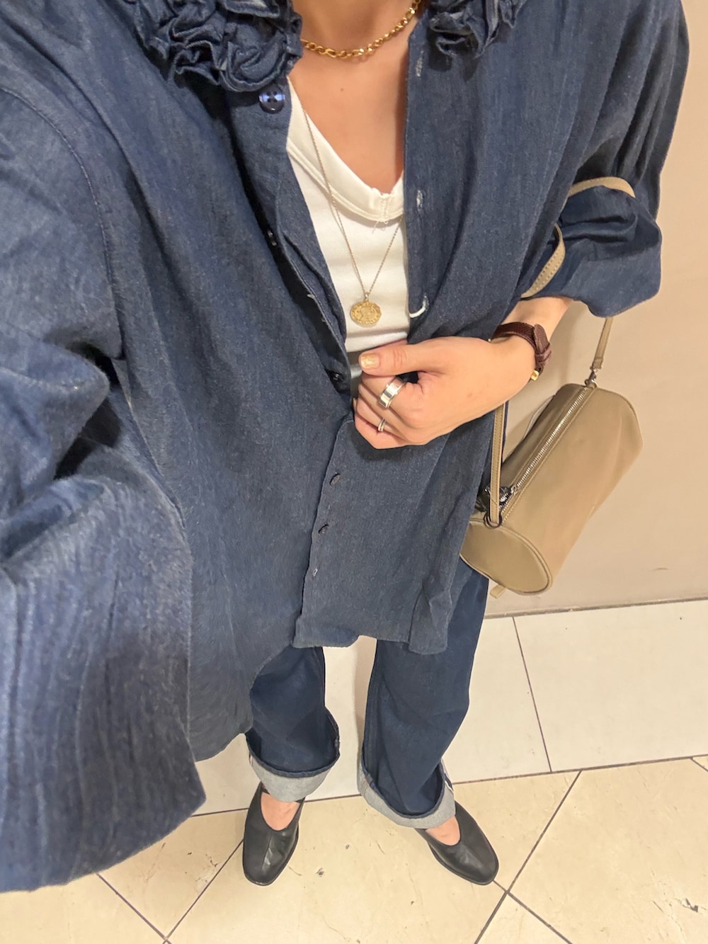 ブルー系のシャツ/ブラウス、ブルー系のデニムパンツ、ホワイト系のタンクトップを着用したレディースの秋コーディネートの9枚目の写真