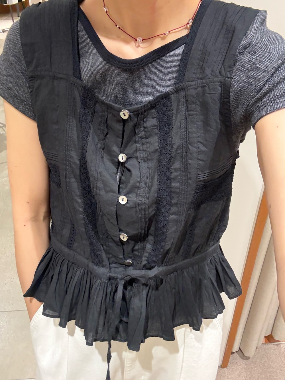 ホワイト系のデニムパンツ、ベージュ系のサンダル、ブラック系のかごバッグを着用したレディースの夏コーディネートの8枚目の写真