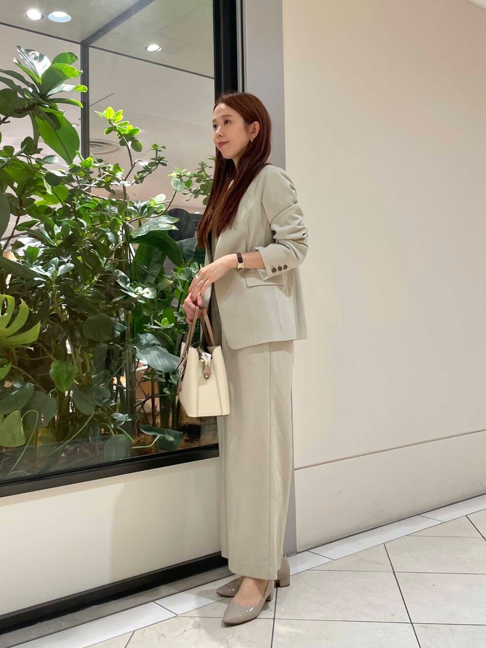 ホワイト系のトートバッグ、ベージュ系のパンプス、ホワイト系のシャツ/ブラウスを着用したレディースの冬コーディネートの5枚目の写真