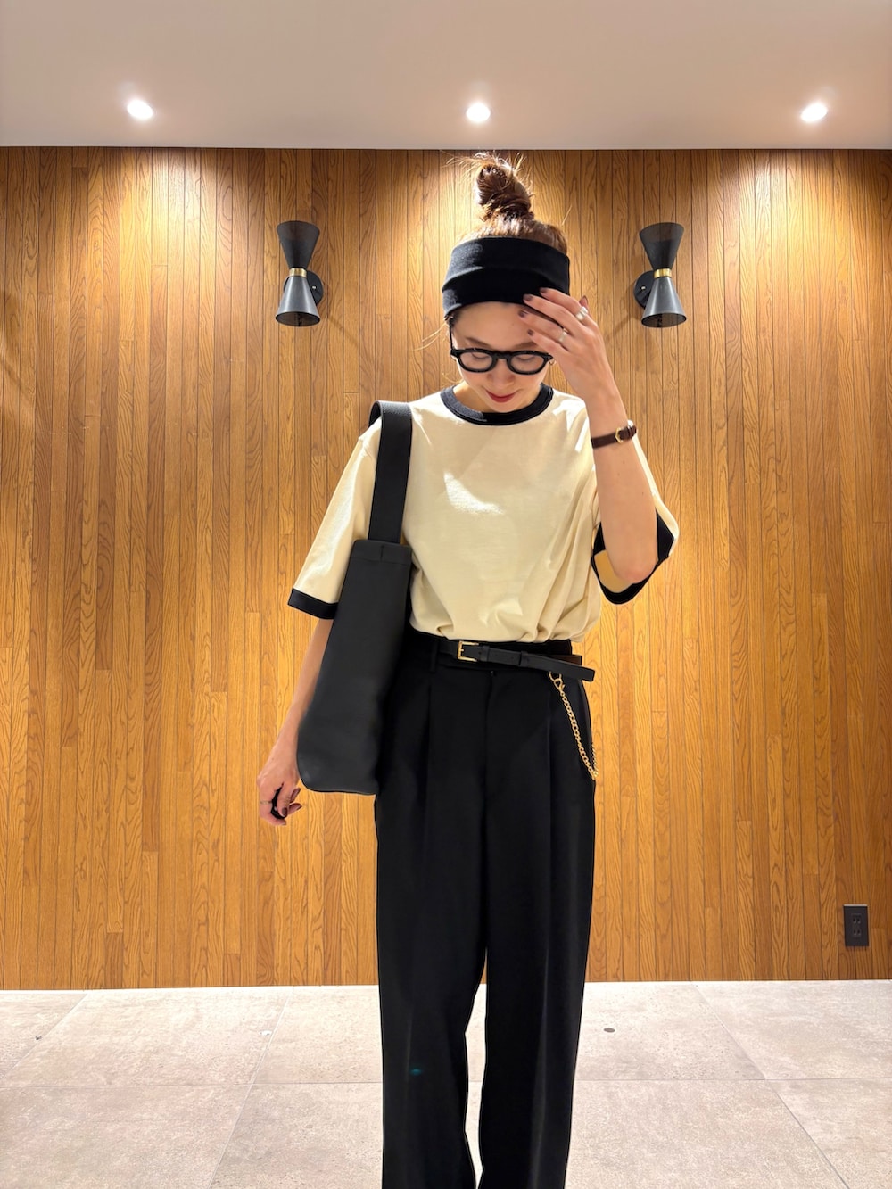 ブラウン系のその他パンツ、ブラック系のローファー、ホワイト系のニット/セーターを着用したレディースの秋コーディネートの6枚目の写真