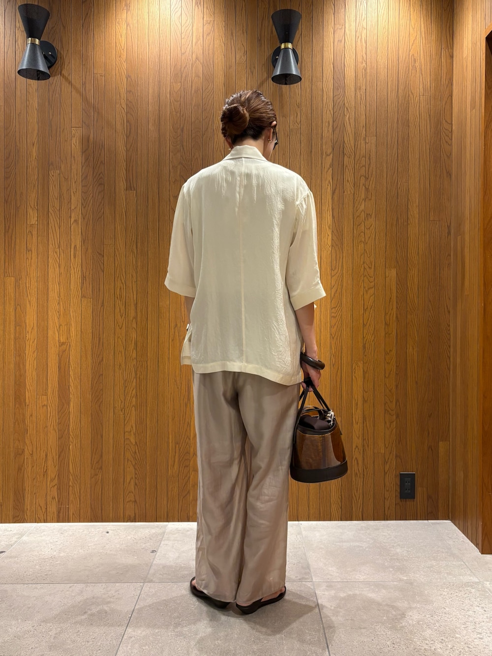 ベージュ系のその他パンツ、ホワイト系のその他アウター、ホワイト系のTシャツ/カットソーを着用したレディースの夏コーディネートの3枚目の写真