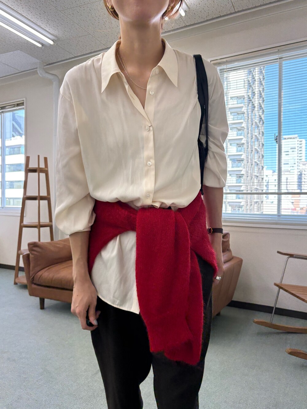 レッド系のニット/セーター、ブラウン系のその他パンツ、ブラック系のローファーを着用したレディースの秋コーディネートの7枚目の写真