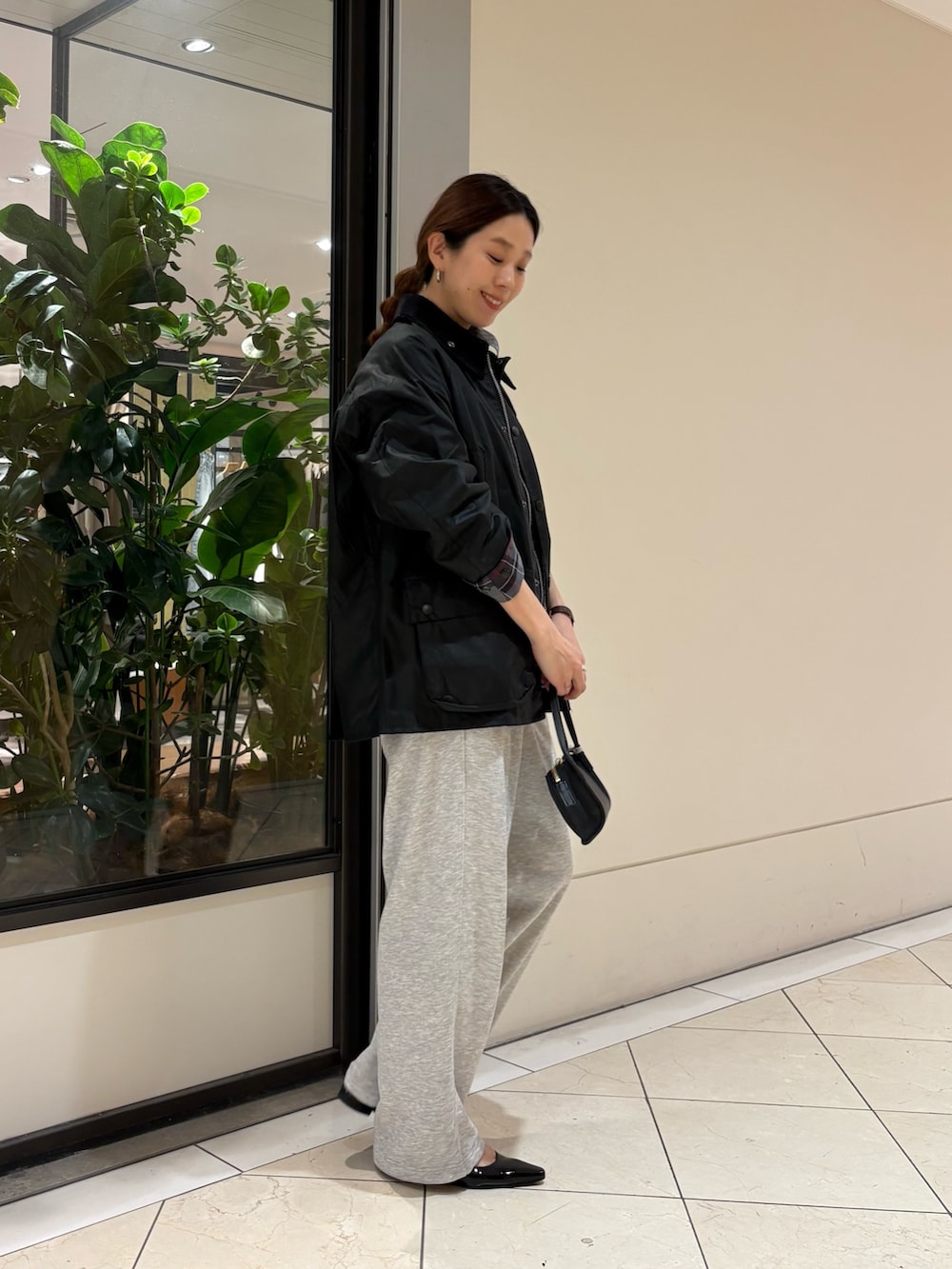 ブルー系のタンクトップ、ブルー系のシャツ/ブラウス、グレー系のスウェットパンツを着用したレディースの春コーディネートの7枚目の写真