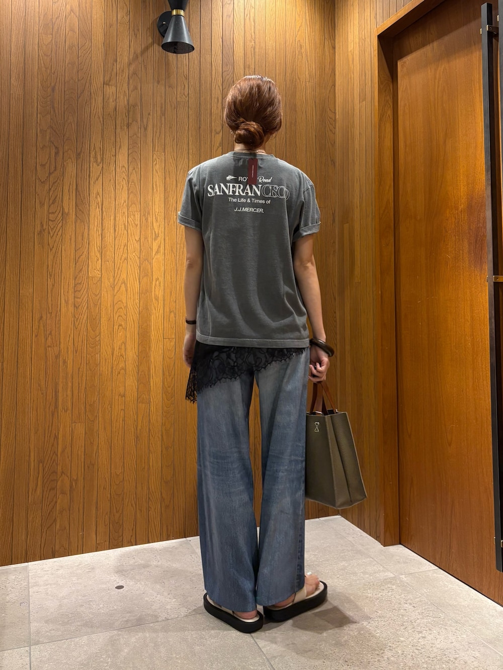 グレー系のTシャツ/カットソー、ブラック系のキャミソール、ブルー系のその他パンツを着用したレディースの夏コーディネートの4枚目の写真