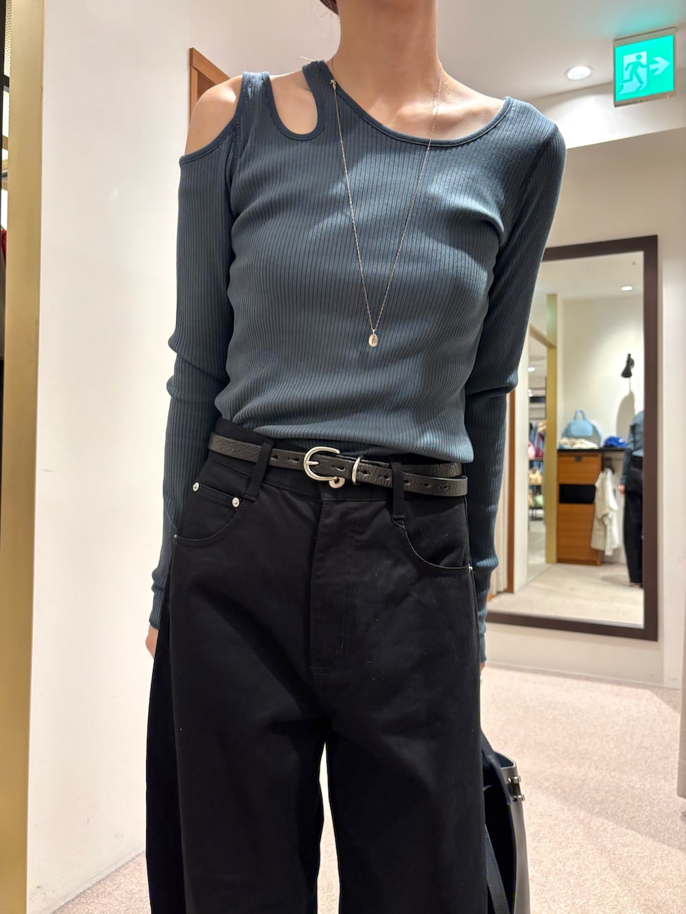 ブラック系のその他パンツ、ブラック系のトートバッグ、ブルー系のTシャツ/カットソーを着用したレディースの秋コーディネートの6枚目の写真