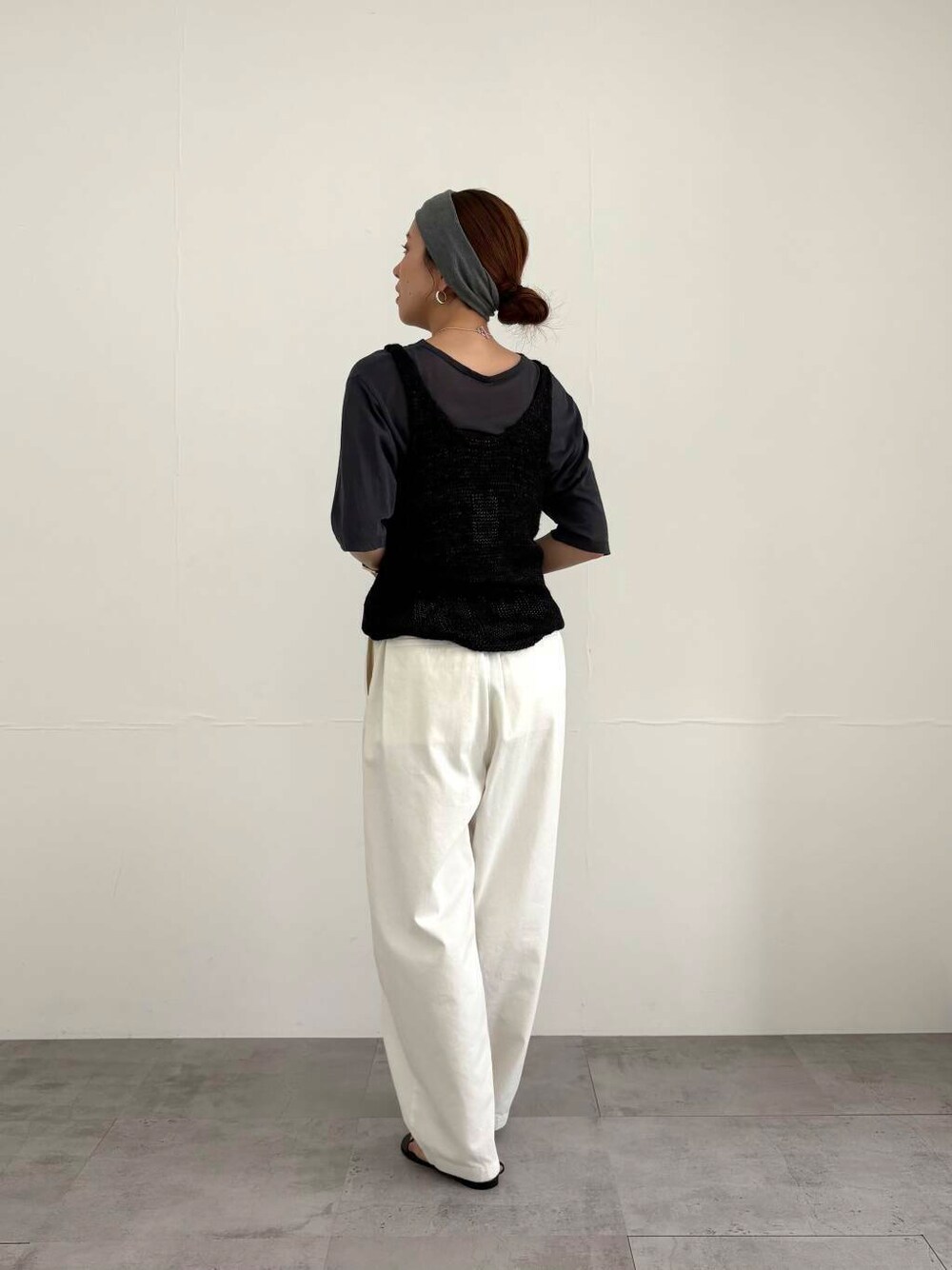 ブラック系のかごバッグ、ホワイト系のその他パンツ、ブラック系のサンダルを着用したレディースの夏コーディネートの3枚目の写真