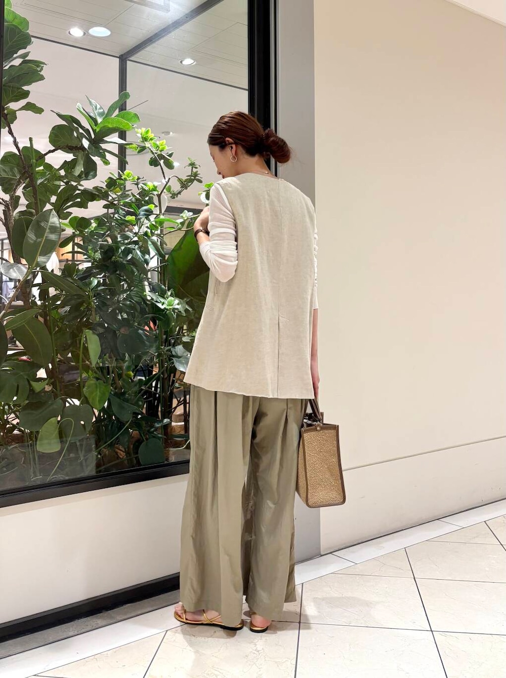 ベージュ系のその他パンツ、ホワイト系のTシャツ/カットソー、ベージュ系のその他アウターを着用したレディースの春コーディネートの4枚目の写真