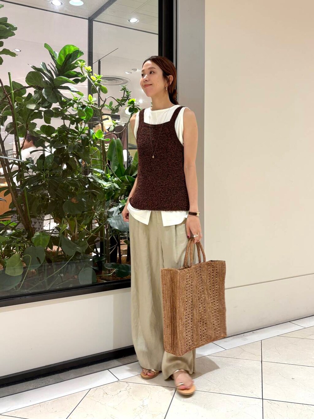 ブラウン系のキャミソール、ベージュ系のその他パンツ、ホワイト系のタンクトップを着用したレディースの夏コーディネートの6枚目の写真