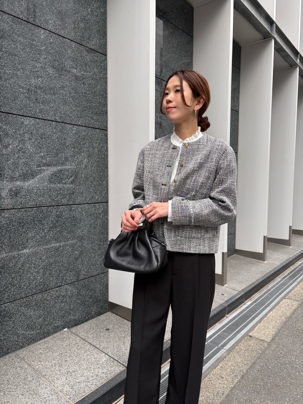 ブラック系のノーカラージャケット、ホワイト系のシャツ/ブラウス、ブラック系のその他パンツを着用したレディースの冬コーディネートの6枚目の写真