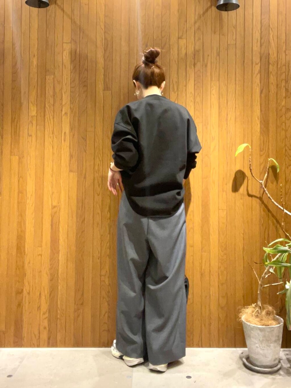 その他のTシャツ/カットソー、ブラック系のスウェット、ホワイト系のスニーカーを着用したレディースの冬コーディネートの3枚目の写真